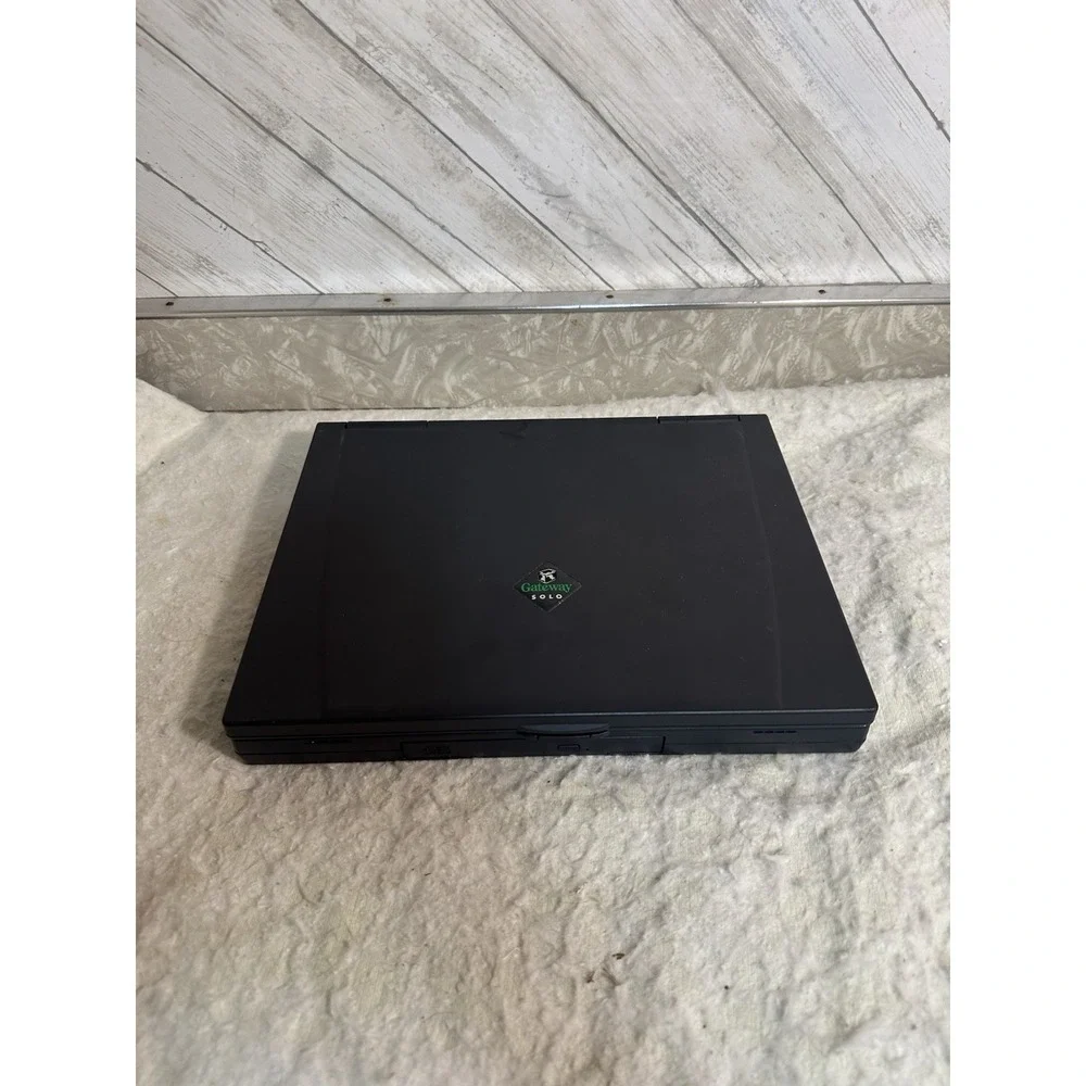 Vintage Gateway Solo 5150 Series Laptop Powers ON AS IS NEEDS NEW HARD DRIVE